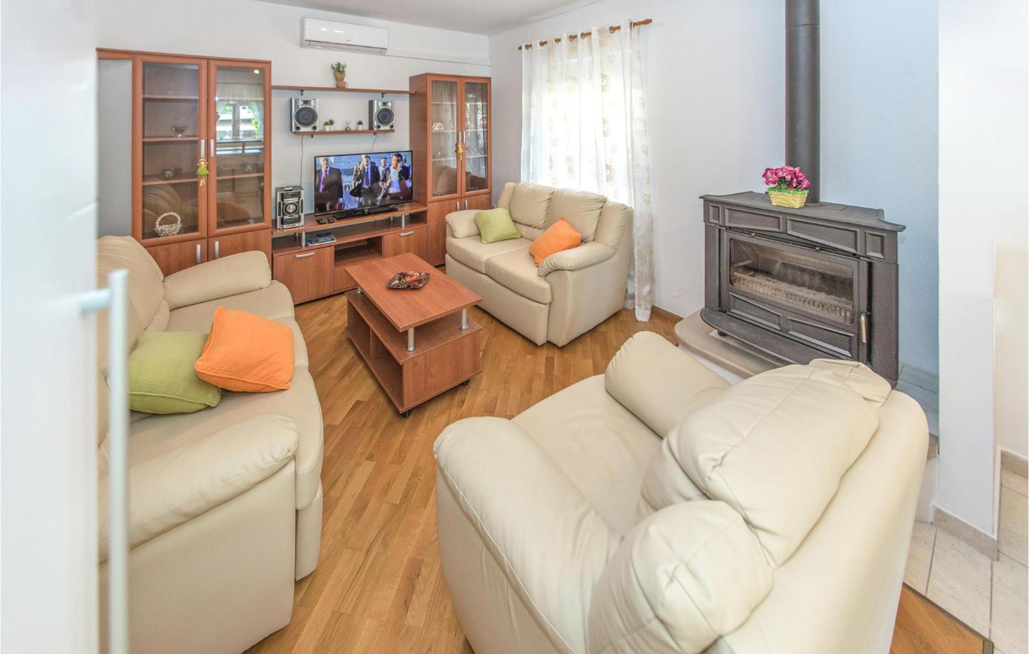 3 Bedroom Lovely Home In Plat Млини Экстерьер фото
